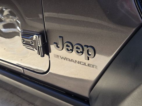 Used 2025 Jeep Wrangler Unlimited Sport AWD/4WD image 9
