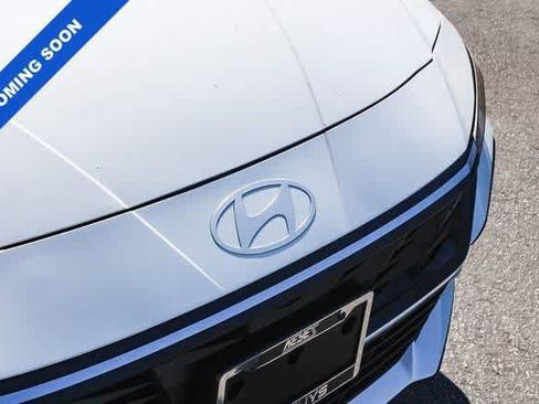 Used 2025 Hyundai Elantra SEL FWD image 11