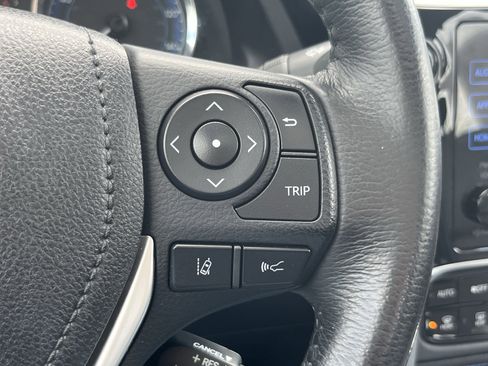 Used 2018 Toyota Corolla SE w/ SE Premium Package FWD image 24
