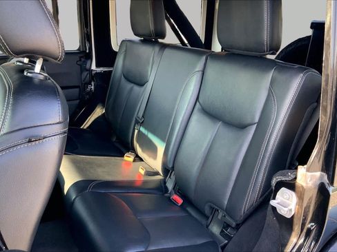 Used 2017 Jeep Wrangler Unlimited Rubicon AWD/4WD image 19