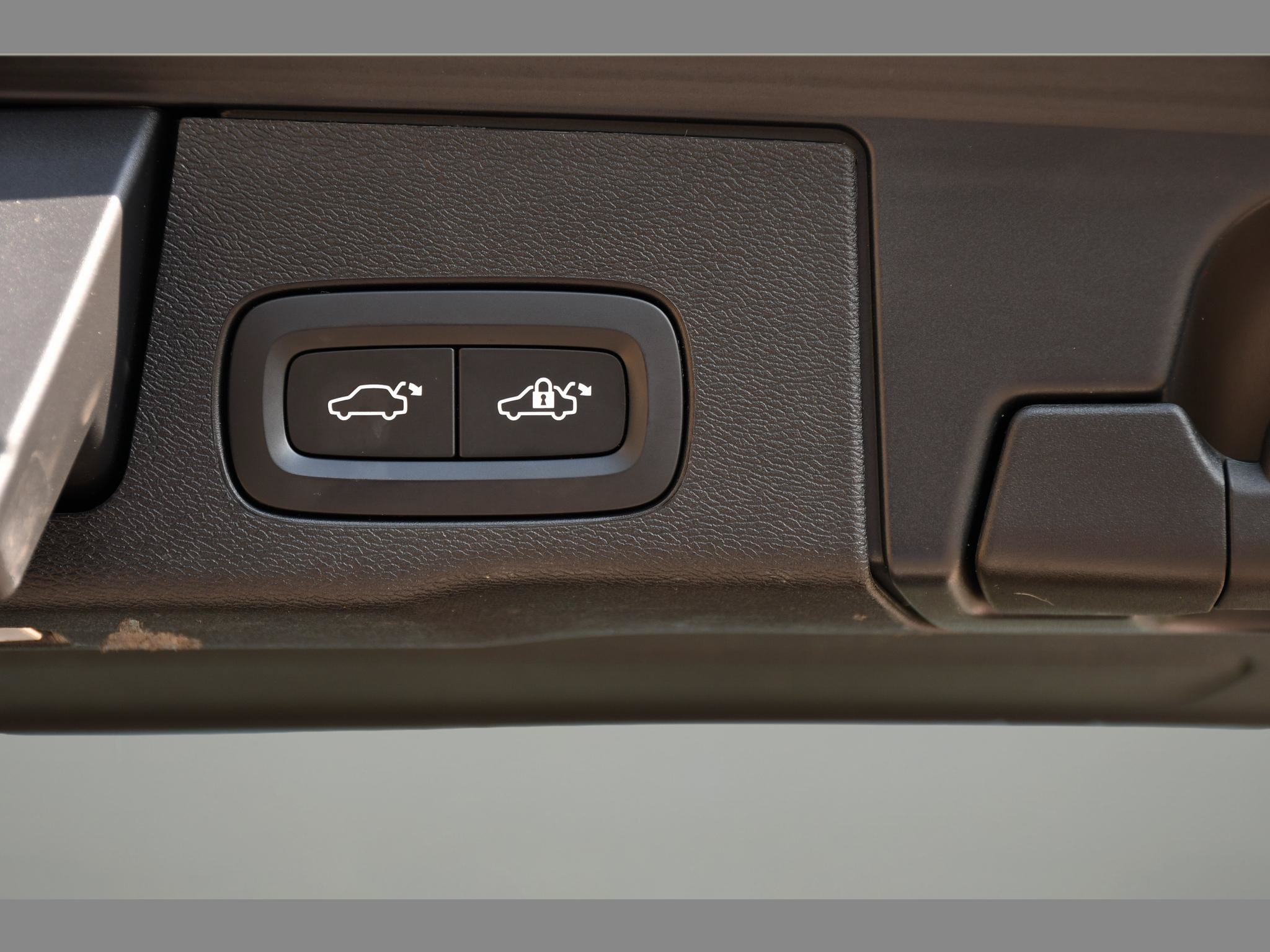 Used 2022 Volvo XC60 B5 Inscription w/ Protection Package FWD image 24