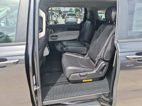 Used 2023 Kia Carnival LX FWD image 11