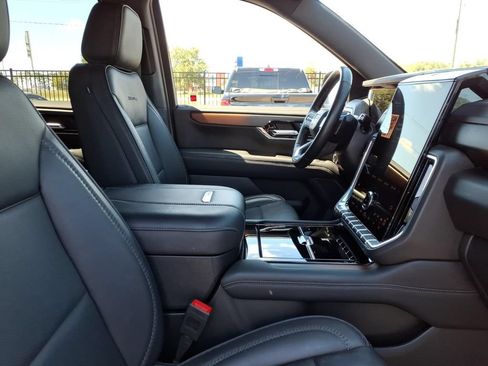 Used 2025 GMC Yukon XL Denali RWD image 12