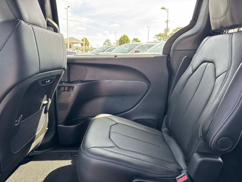 New 2025 Chrysler Pacifica Select FWD image 14