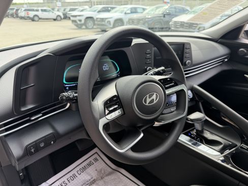 Certified 2025 Hyundai Elantra Hybrid FWD image 26