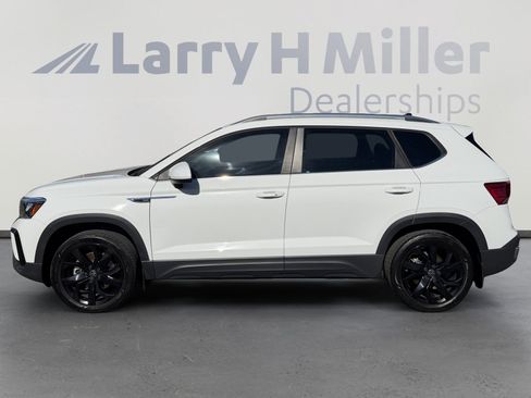 Used 2023 Volkswagen Taos SE FWD image 2