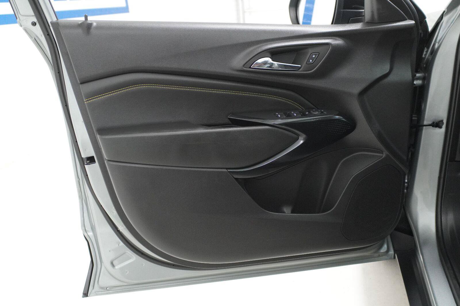 Used 2025 Chevrolet Trax ACTIV w/ Sunroof Package FWD image 22