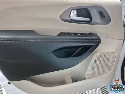 Used 2024 Chrysler Pacifica Touring-L image 13