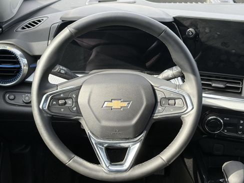 Used 2025 Chevrolet Trax LT w/ LT Convenience Package image 8