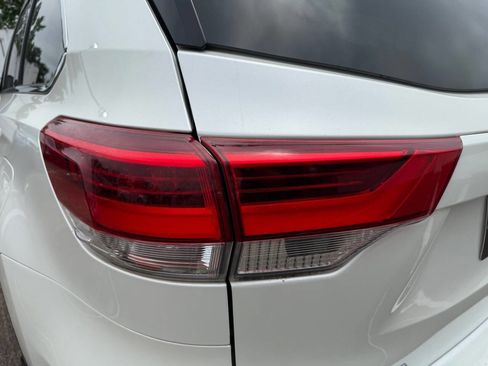 Used 2019 Toyota Highlander XLE FWD image 16