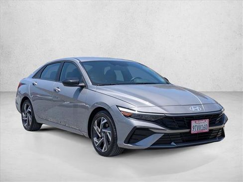 Certified 2025 Hyundai Elantra Sport FWD image 3