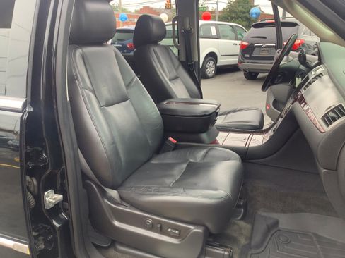 Used 2011 Cadillac Escalade Luxury image 17