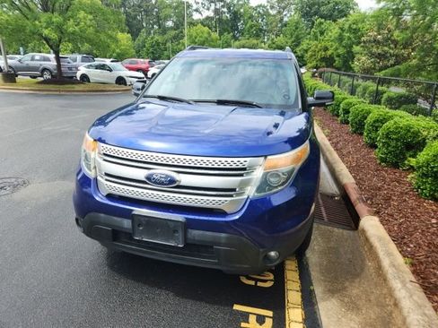 Used 2014 Ford Explorer XLT w/ Equipment Group 202A FWD image 2