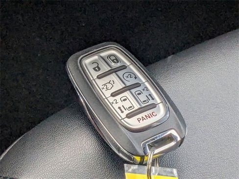 Used 2025 Chrysler Pacifica Select image 35