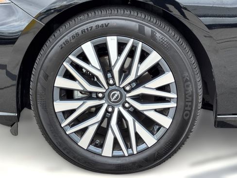 Used 2025 Nissan Altima 2.5 SV FWD image 11