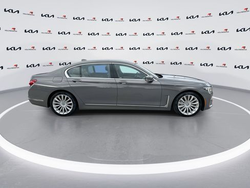 Used 2022 BMW 740i w/ Premium Package RWD image 9