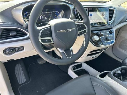 Used 2024 Chrysler Pacifica Select image 13