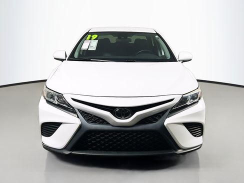 Used 2019 Toyota Camry SE FWD image 11