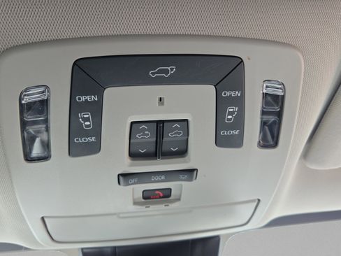 Certified 2023 Toyota Sienna Limited image 35