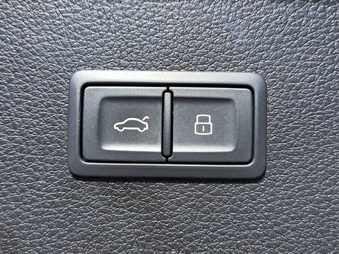 Used 2023 Audi Q5 2.0T Premium w/ Convenience Package image 13