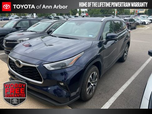 Used 2022 Toyota Highlander XLE FWD image 1
