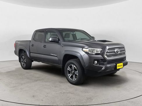 Used 2017 Toyota Tacoma TRD Sport w/ Tow Package (A/T) AWD/4WD image 3