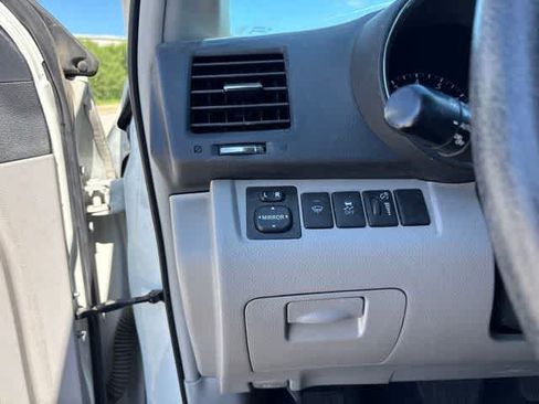 Used 2013 Toyota Highlander Plus FWD image 10