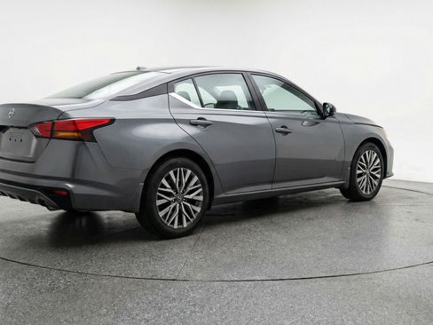 Used 2025 Nissan Altima 2.5 SV image 9