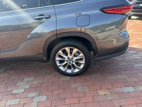 Used 2023 Toyota Highlander Limited FWD image 6