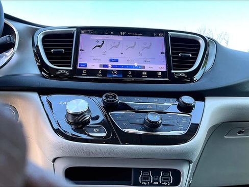 Used 2023 Chrysler Pacifica Touring-L FWD image 34