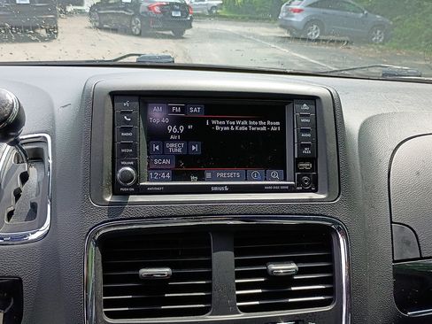 Used 2016 Dodge Grand Caravan SXT FWD image 27