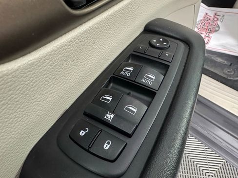 Used 2017 Chrysler Pacifica Touring-L w/ Tire & Wheel Group image 44