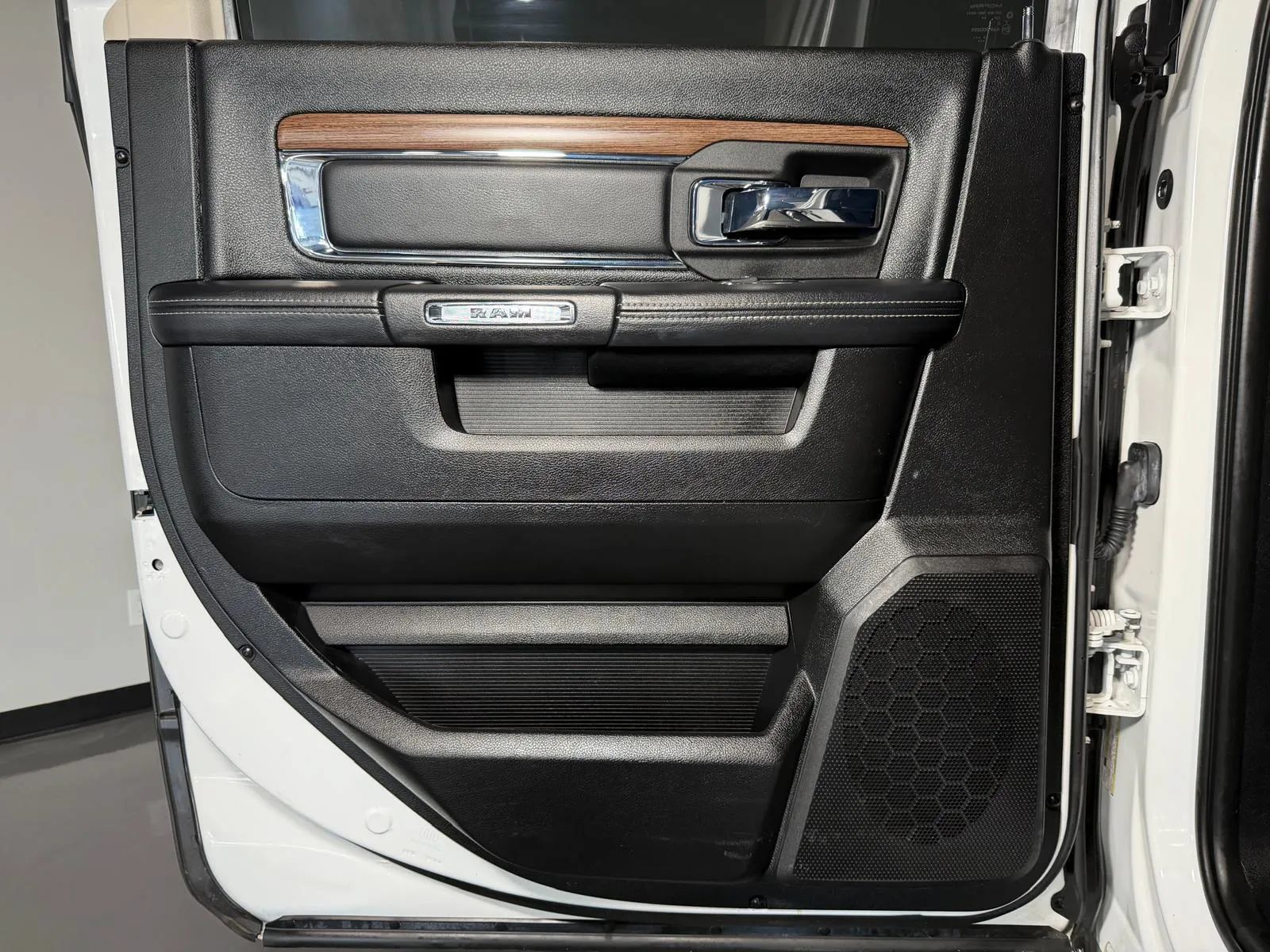 Used 2015 RAM 1500 Laramie w/ Convenience Group AWD/4WD image 19