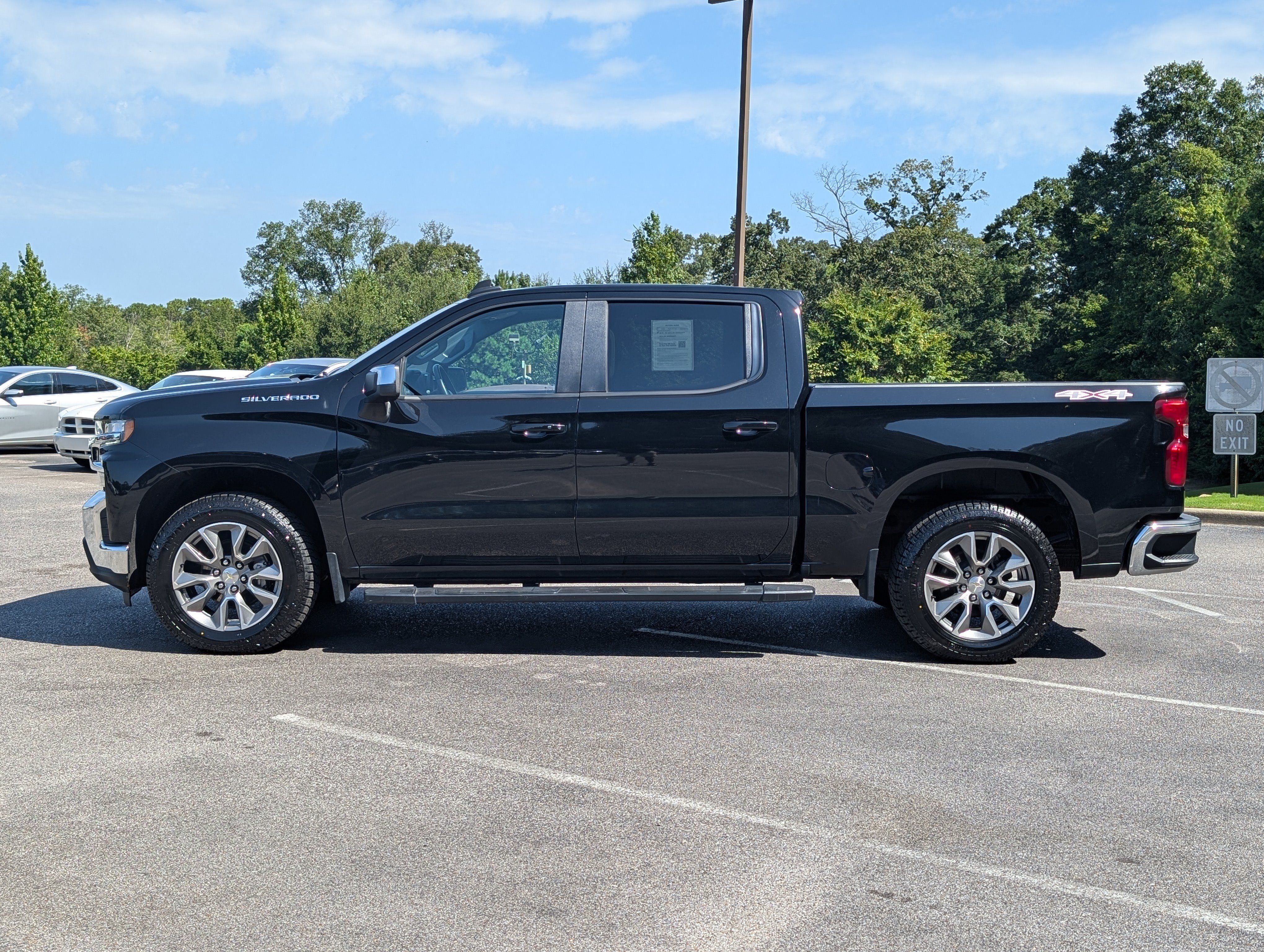 Used 2022 Chevrolet Silverado 1500 LT AWD/4WD image 6