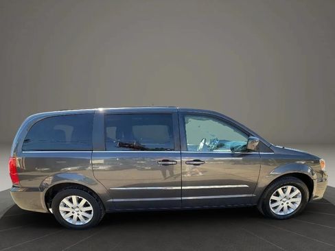 Used 2015 Chrysler Town & Country Touring FWD image 4