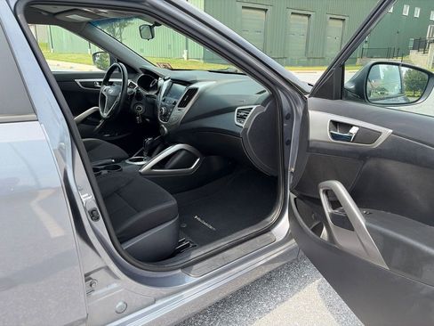 Used 2017 Hyundai Veloster FWD image 10