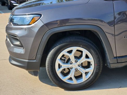 Used 2024 Jeep Compass Latitude AWD/4WD image 14