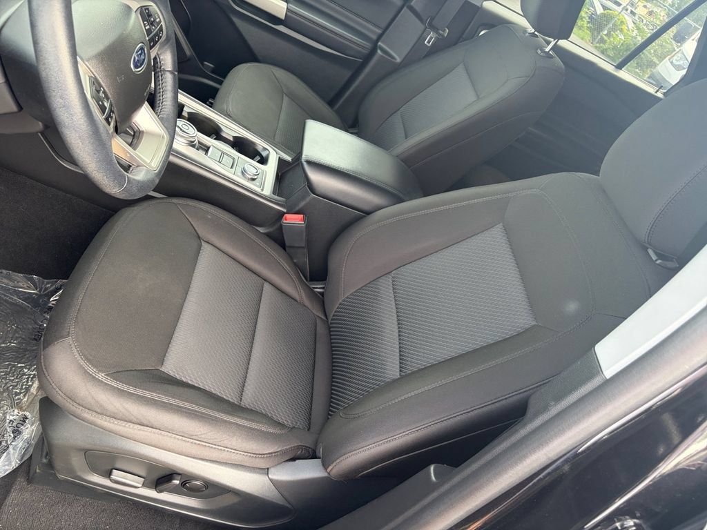 Used 2023 Ford Explorer XLT AWD/4WD image 16