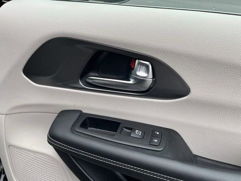 Used 2024 Chrysler Pacifica Touring-L image 79