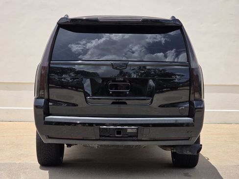 Used 2018 Cadillac Escalade Platinum AWD/4WD image 4