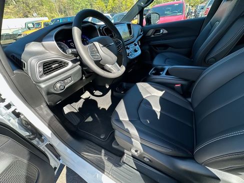 New 2026 Chrysler Pacifica Select FWD image 17
