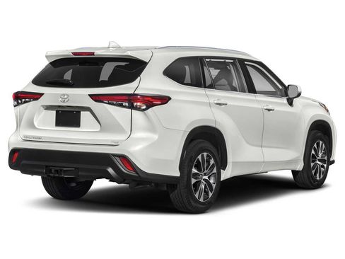 Used 2021 Toyota Highlander XLE FWD image 2