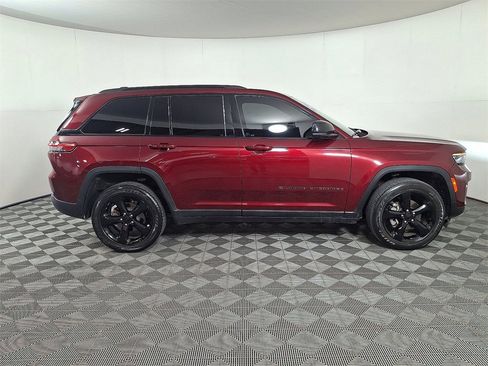 Used 2023 Jeep Grand Cherokee Altitude image 11