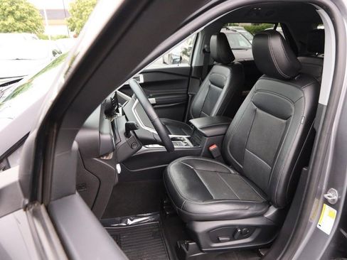 Used 2022 Ford Explorer Limited w/ Equipment Group 301A AWD/4WD image 9