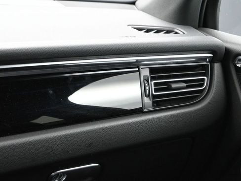 Certified 2025 Porsche Macan image 22