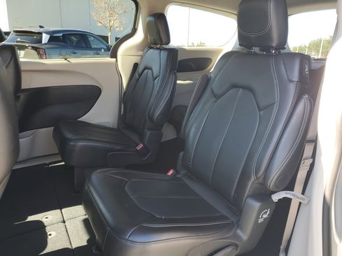 Used 2024 Chrysler Pacifica Touring-L image 18