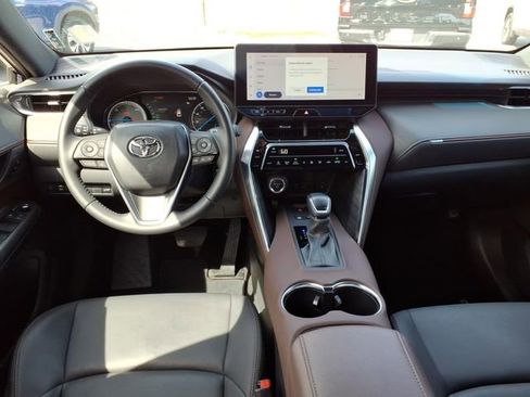 Used 2024 Toyota Venza XLE image 9