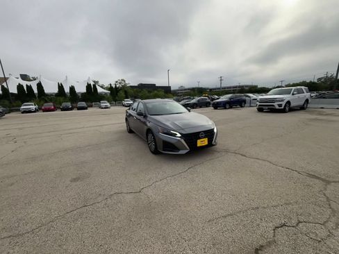 Used 2025 Nissan Altima 2.5 SV FWD image 3