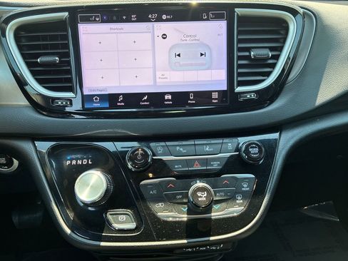 Used 2025 Chrysler Pacifica Select FWD image 20
