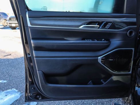 Used 2023 Jeep Wagoneer L Series III w/ Premium Group I image 9